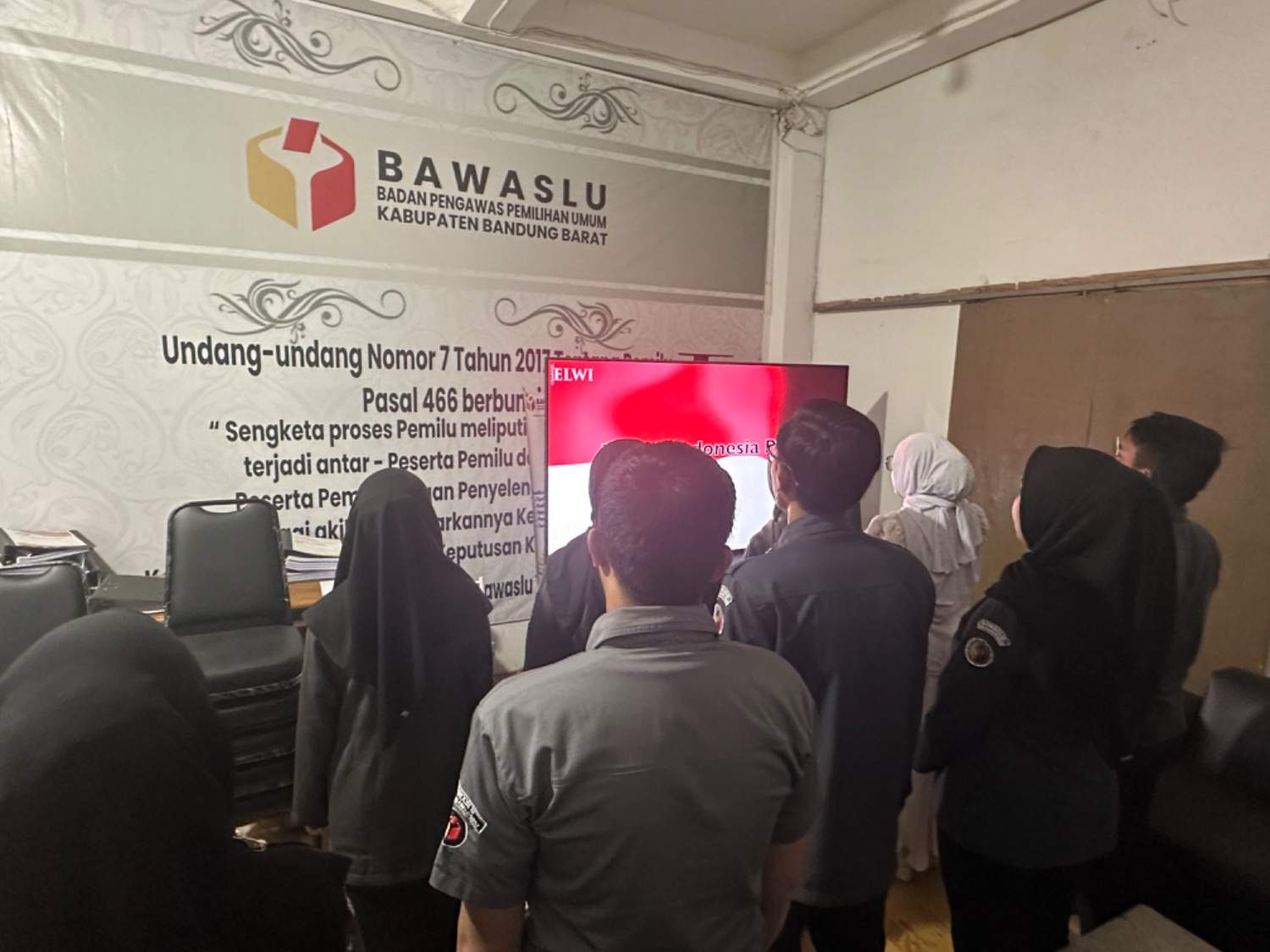 Mendengarkan Lagu Indonesia Raya