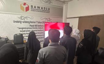 Mendengarkan Lagu Indonesia Raya